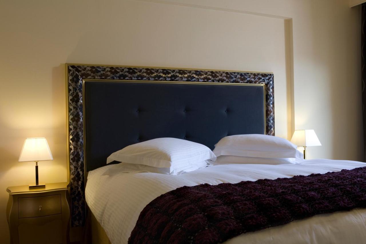 Valis Resort Hotel Vólos Extérieur photo A bed with a headboard