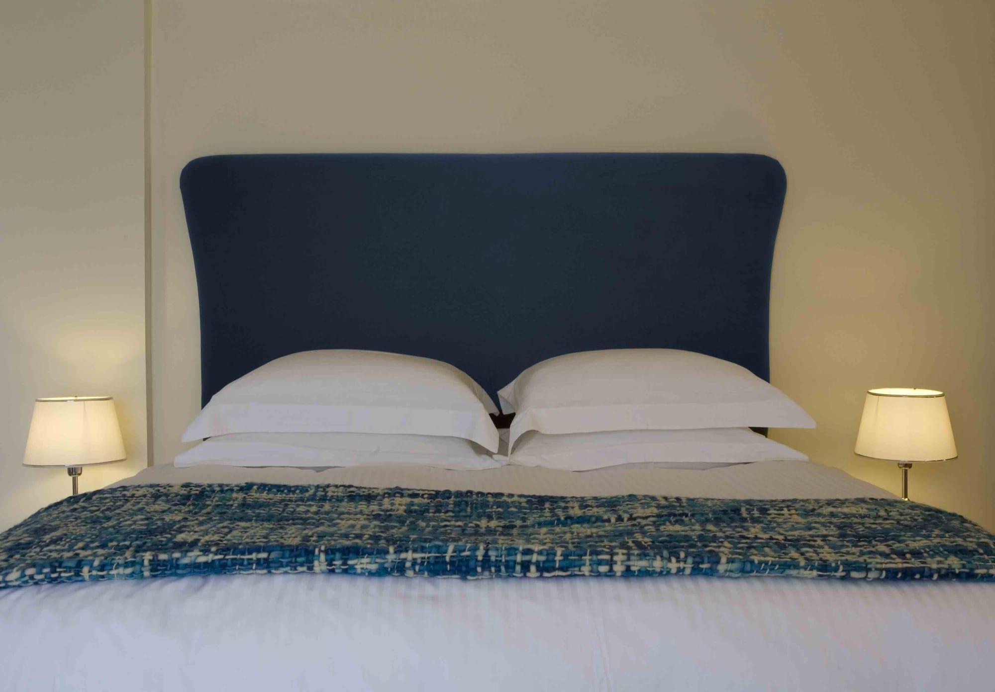 Valis Resort Hotel Vólos Extérieur photo A bed with a blue headboard