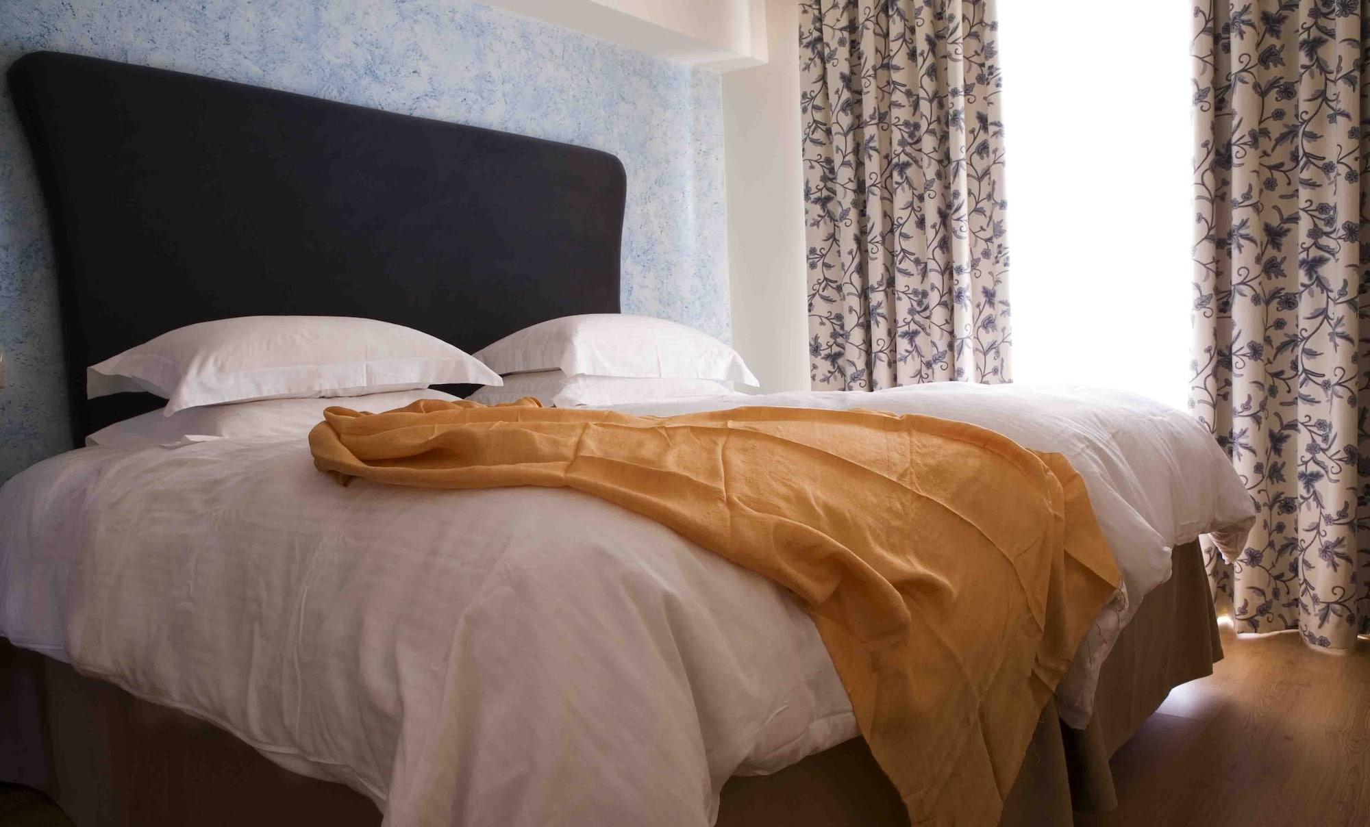 Valis Resort Hotel Vólos Extérieur photo A bed with a throw