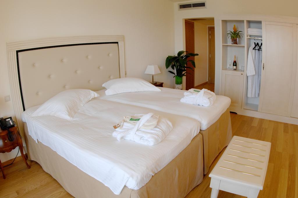 Valis Resort Hotel Vólos Extérieur photo A room at the hotel